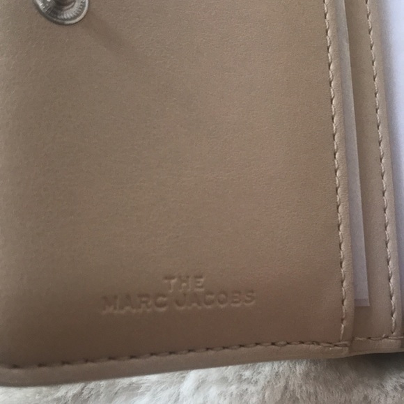 Authentic Marc Jacobs
Mini Compact Wallet - Picture 12 of 12